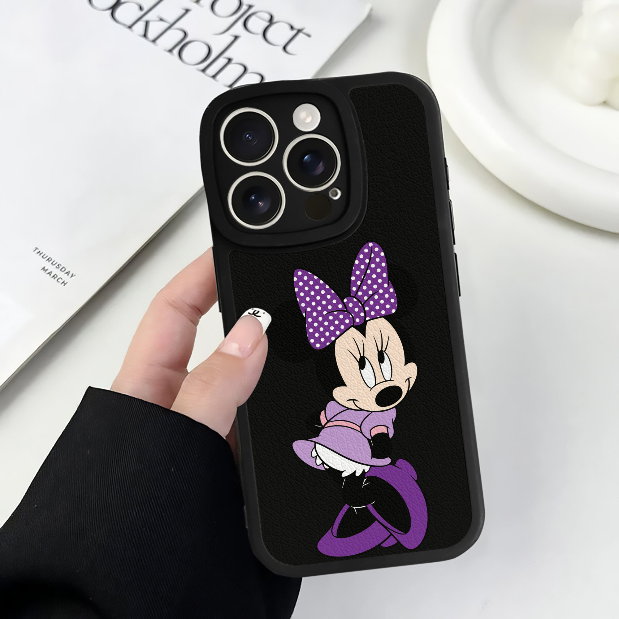 （画像用） ミッキーマウス Mickey Mouse 【iPhone 16シリーズ対応】シリコンスマホケース（レザー調） 材質：シリコン